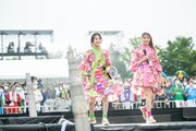 花道を歩く小久保柚乃（左）と星名美怜（右）。
