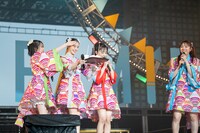 慎重にかき氷を運ぶ風見和香（左から2番目）。