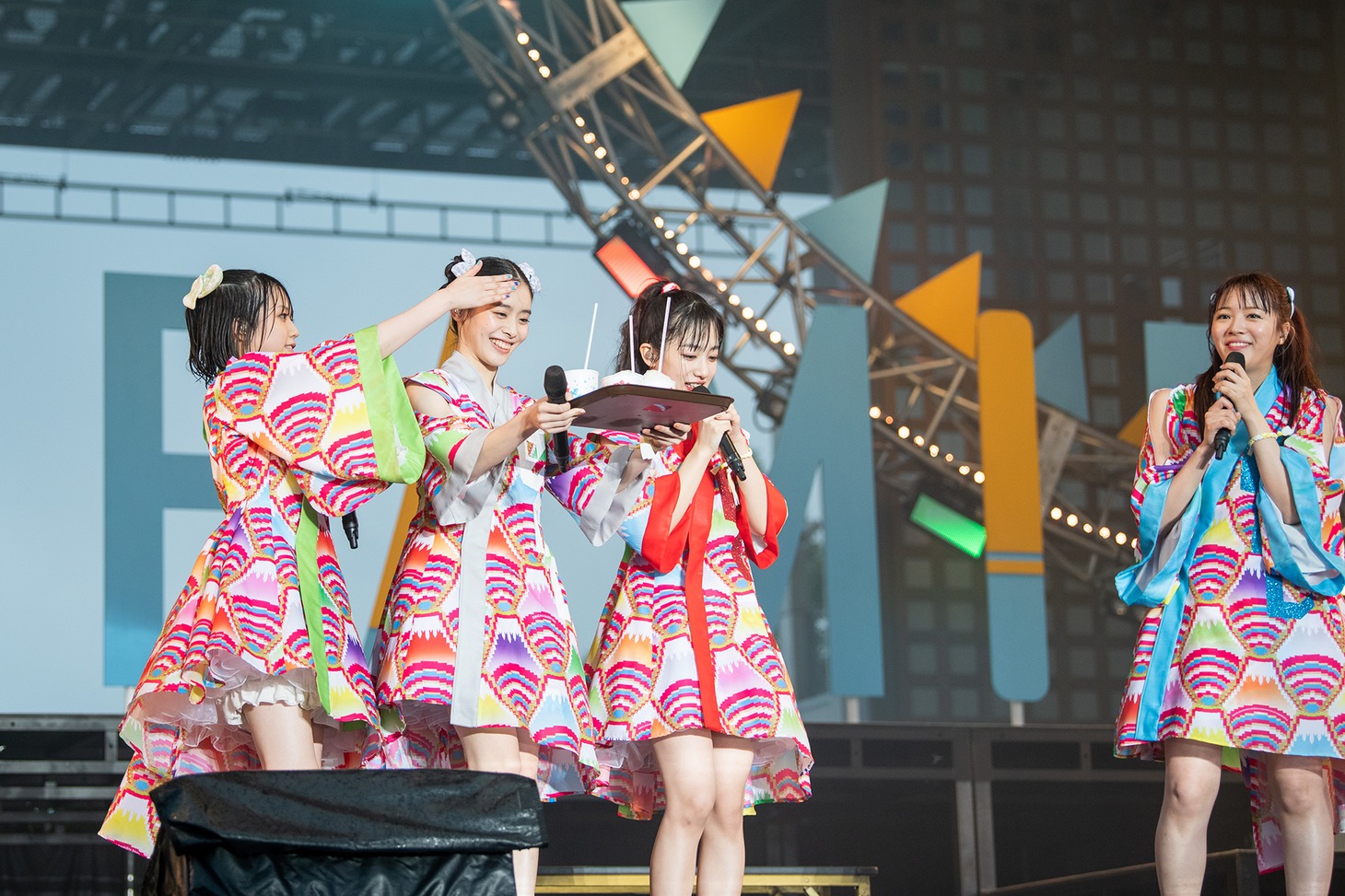 慎重にかき氷を運ぶ風見和香（左から2番目）。