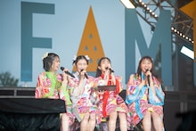 座ってトークする小久保柚乃、風見和香、桜木心菜、中山莉子（左から）。