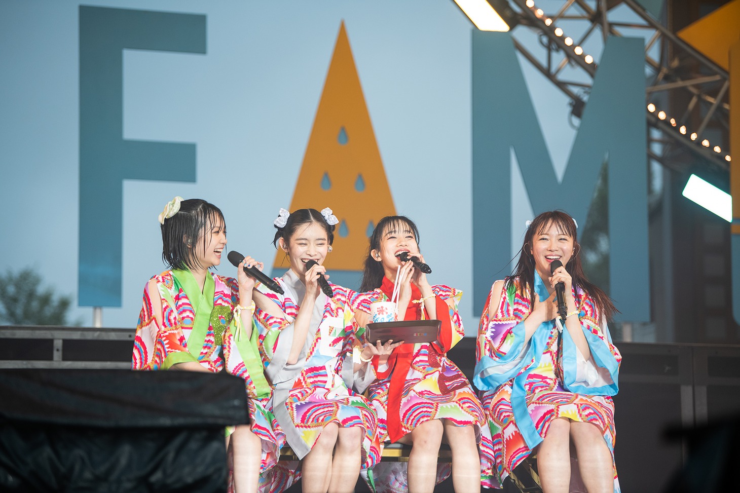 座ってトークする小久保柚乃、風見和香、桜木心菜、中山莉子（左から）。