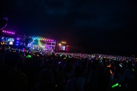 ペンライトの光で埋まった山中湖交流プラザきらら シアターひびき。