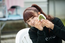 星名家の味を再現したおにぎりをアピールする星名美怜。