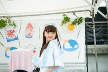 カメラに驚く中山莉子。