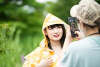 本番前に記念撮影する柏木ひなた。