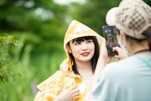 本番前に記念撮影する柏木ひなた。