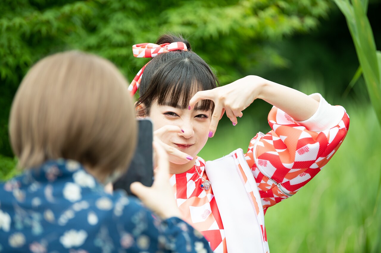 本番前に記念撮影する小久保柚乃 - エビ中「ファミえん」2日目、雨のち