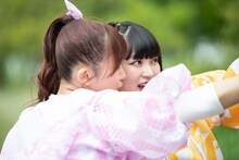 本番前に記念撮影する星名美怜（左）と柏木ひなた（右）。