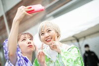 本番前に記念撮影する真山りか（左）と安本彩花（右）。