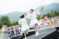 花道でハイタッチする小久保柚乃（左）と風見和香（右）