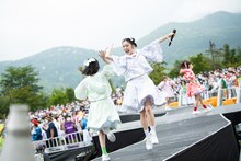 花道でハイタッチする小久保柚乃（左）と風見和香（右）