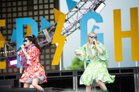 サングラスを着けてラップする桜木心菜（左）と安本彩花（右）。