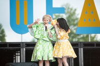 安本彩花（左）の頭をなでる柏木ひなた（右）。