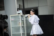 「ファミえん」名物の業務用冷蔵庫で涼む風見和香。