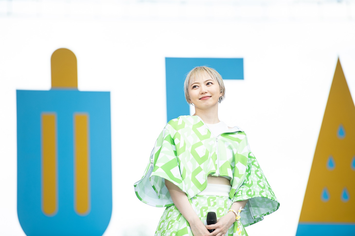 安本彩花