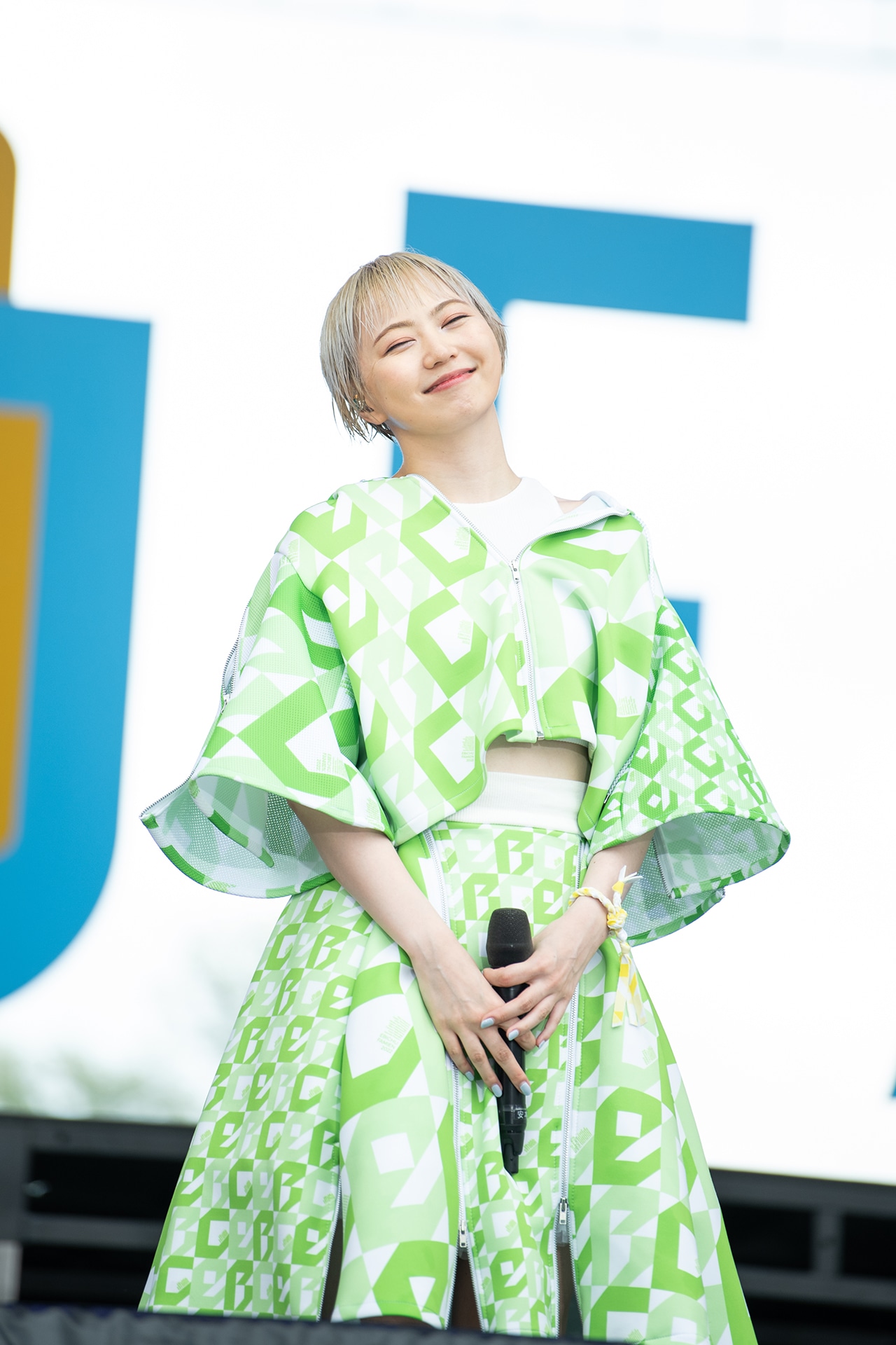 安本彩花