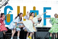 運ばれる小久保柚乃（中央）。