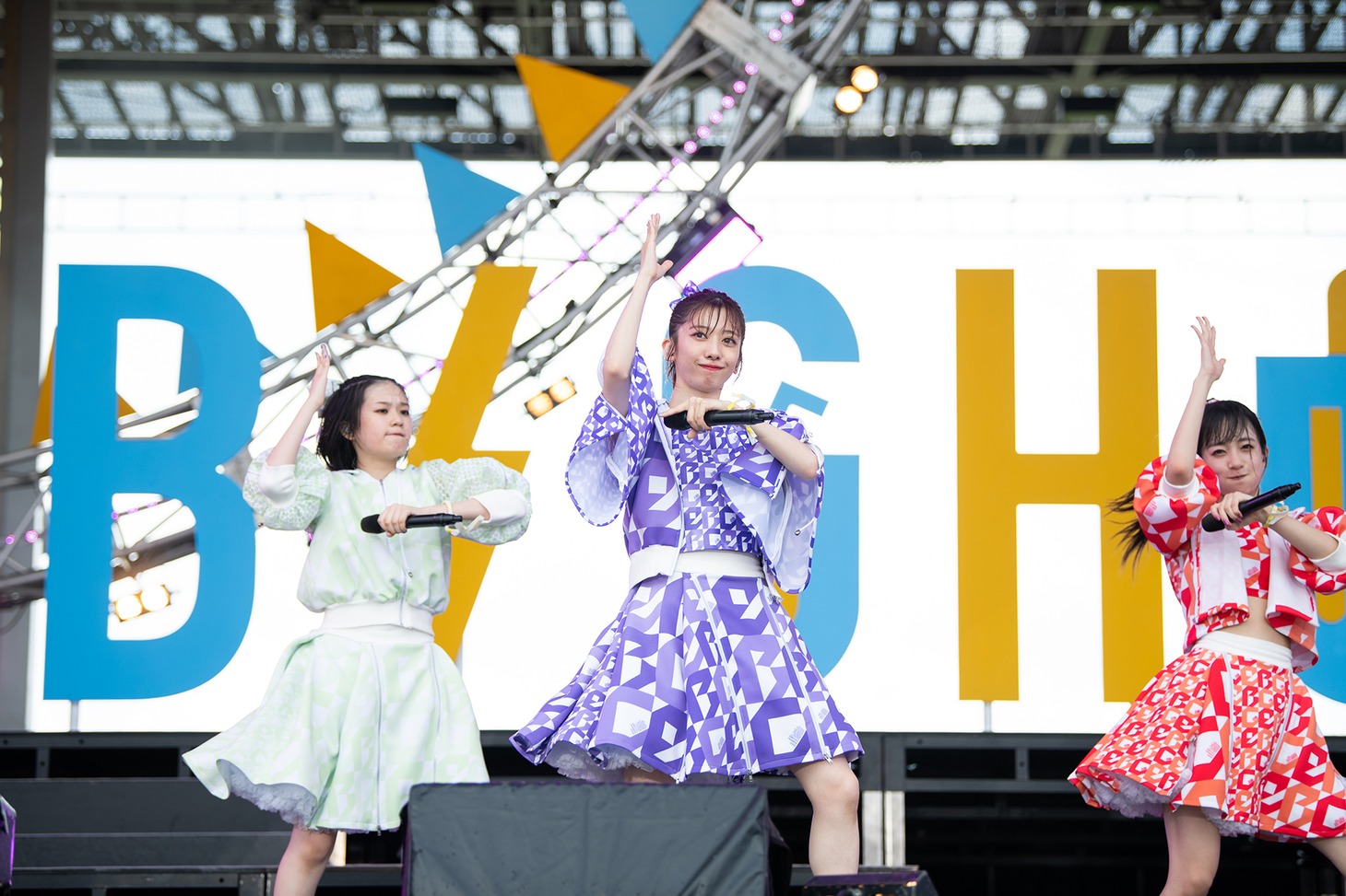 左から小久保柚乃、真山りか、桜木心菜。