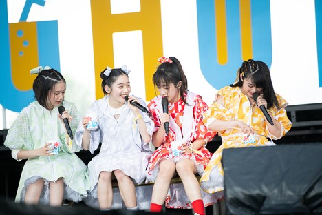 かき氷をこぼす柏木ひなた（右端）。