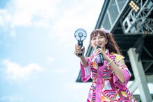 会場を冷やす星名美怜。