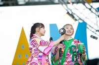 安本彩花（右）に風を浴びせる星名美怜（左）。