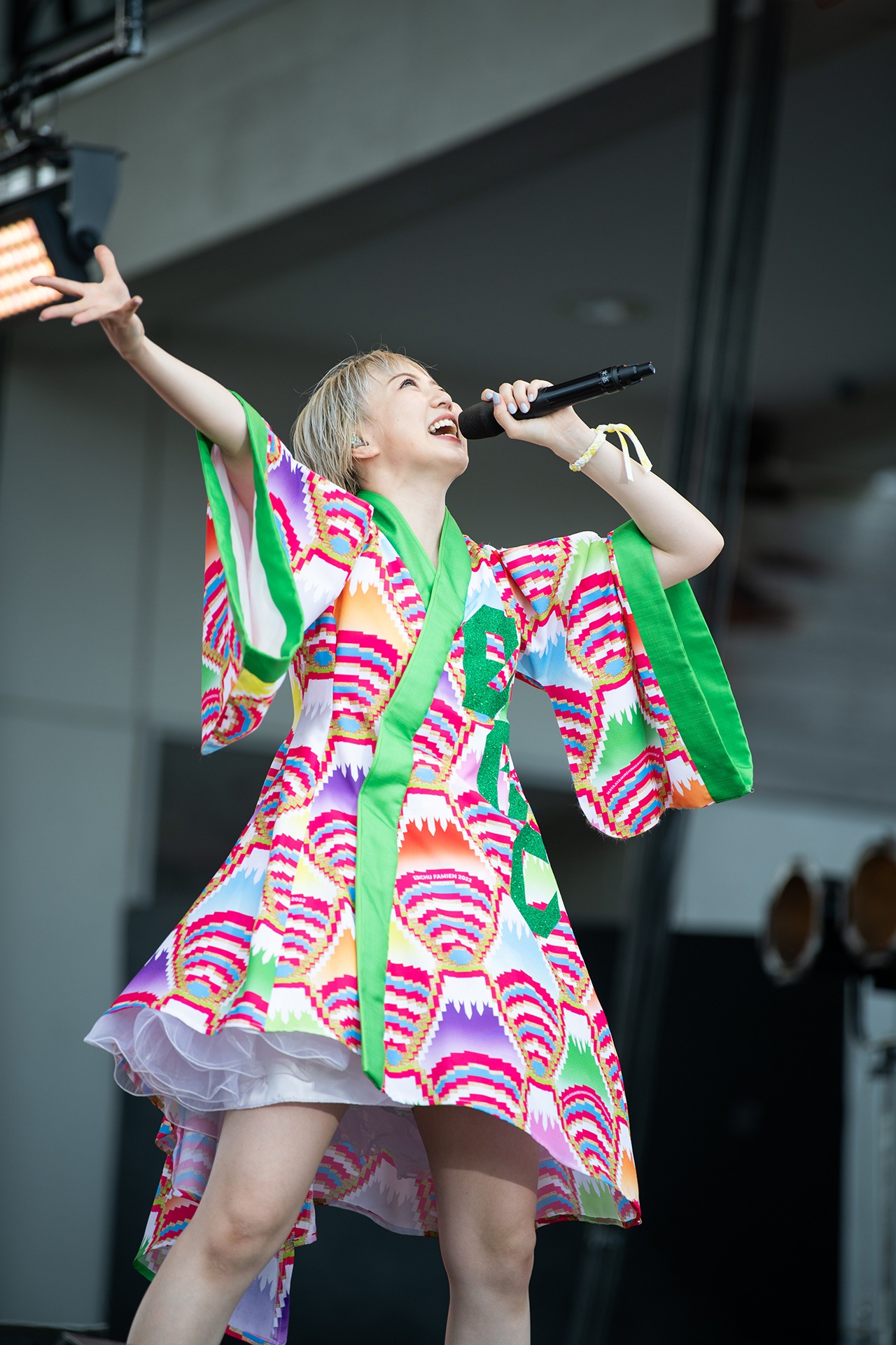 安本彩花