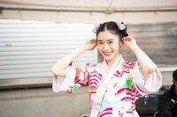 耳を引っ張る風見和香。
