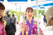 「線香花火を持つ真山りか」とキャプションを指定する真山りか。