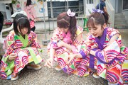 花火を楽しむ小久保柚乃、星名美怜、真山りか（左から）。