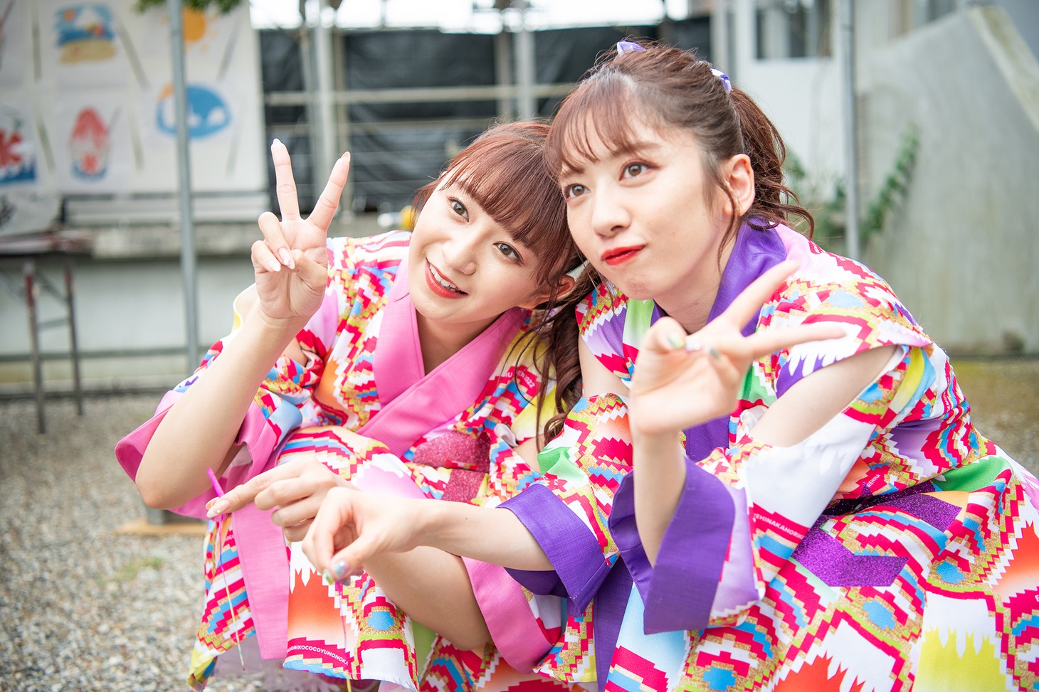 記念撮影する星名美怜（左）と真山りか（右）。