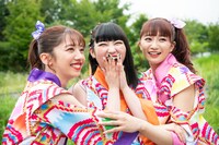 記念撮影する真山りか、柏木ひなた、星名美怜（左から）。