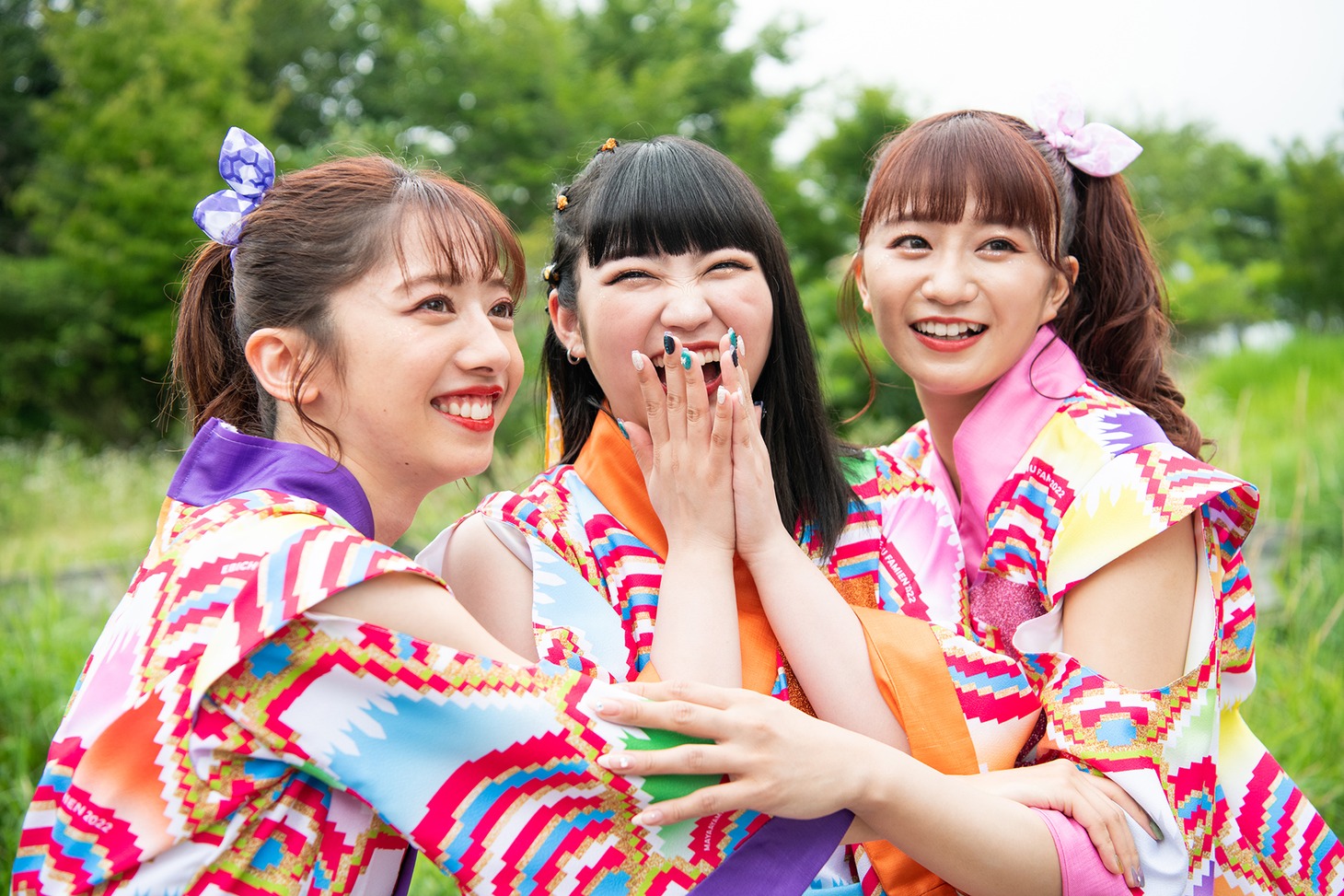 記念撮影する真山りか、柏木ひなた、星名美怜（左から）。