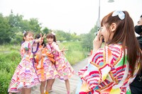 メンバーを撮影する中山カメラマン。