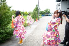 柏木ひなたの背中を撮影する中山カメラマン。