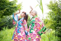 茂みに潜んで野鳥になりきる中山莉子（左）と安本彩花（右）。