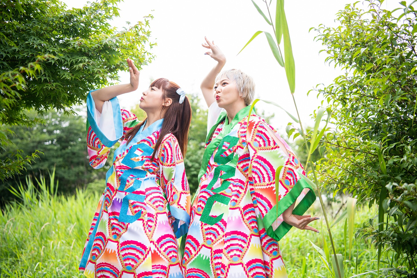 茂みに潜んで野鳥になりきる中山莉子（左）と安本彩花（右）。