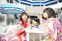 かき氷を味わう桜木心菜（左）と小久保柚乃（右）。