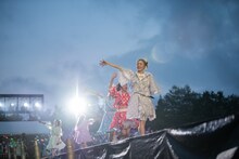 花道を歩くエビ中。