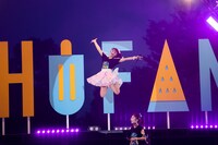 ジャンプする星名美怜。