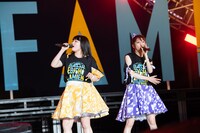 ハモる柏木ひなた（左）と真山りか（右）。