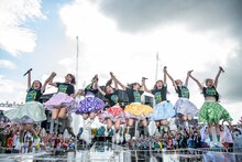 ジャンプするエビ中。