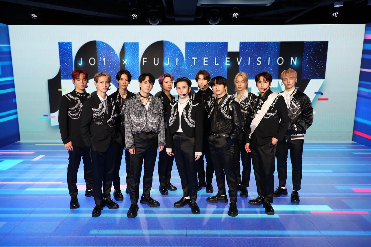 JO1冠番組で「ALL HOURS」を地上波初披露、4面LEDパネルの最新スタジオで