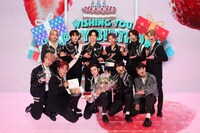 誕生日サプライズに喜ぶ川西拓実（下段中央）と、彼を祝うメンバーたち。(c)フジテレビ