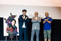 「何かポーズを」と依頼すると自然とXポーズになった3人。