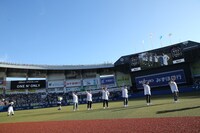 ONE N' ONLYのスペシャルライブの様子。（球団提供）