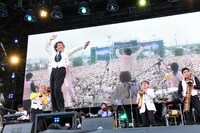 ムロツヨシと東京スカパラダイスオーケストラ。（写真提供：ROCK IN JAPAN FESTIVAL 2022）