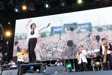 ムロツヨシと東京スカパラダイスオーケストラ。（写真提供：ROCK IN JAPAN FESTIVAL 2022）
