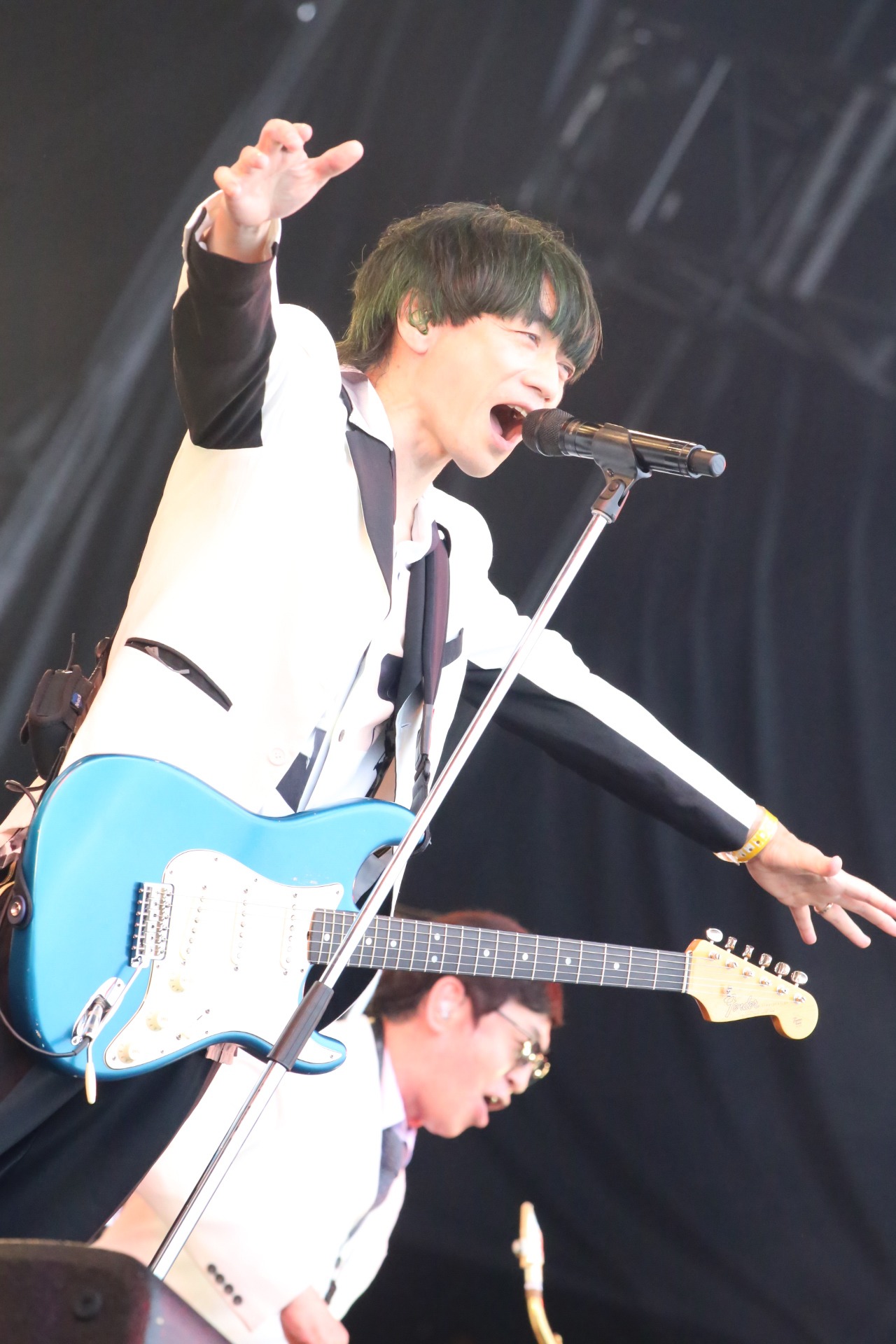 加藤隆志（G）（写真提供：Sony Music Artists）