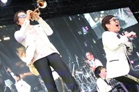 NARGO（Tp）とGAMO（Tenor Sax）。（写真提供：Sony Music Artists）
