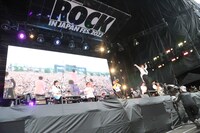 サプライズ登場したムロツヨシ。（写真提供：Sony Music Artists）